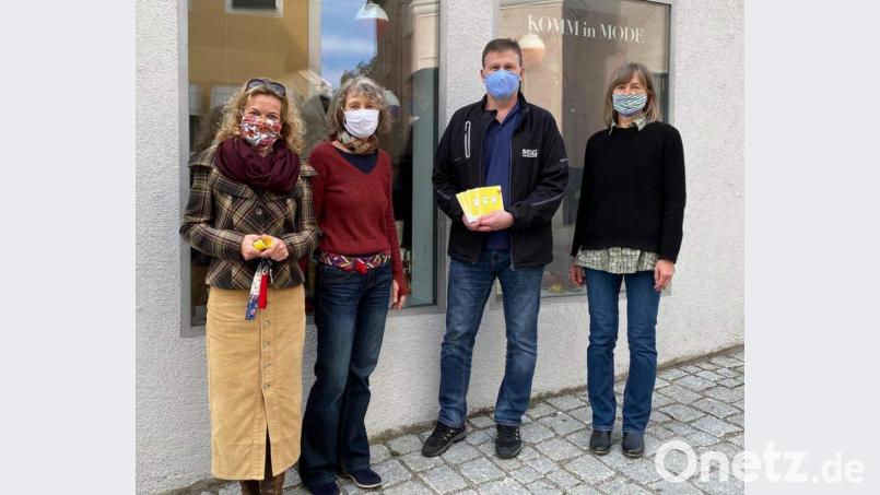 1000 Euro spendet die Kommode an die Selbsthilfegruppe Krebskranker Kinder Amberg-Sulzbach. Von links Gerda Krusche, Gabi Bauer, Marco Kind, der stellvertretende Vorsitzende der Selbsthilfegruppe, und Ursula Schneider. Bild: u