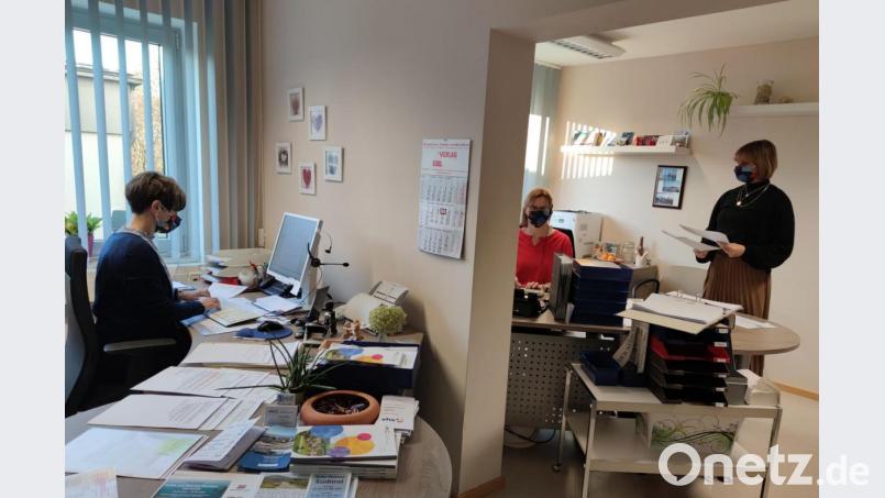 Die VHS-Verwaltung bei der Arbeit. Von links sind das: Bettina Lux, Gabi Schertler und Silvia Scharnagl. Bild: Iwona Schultes/exb