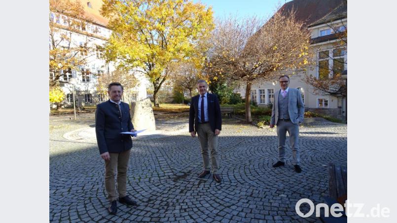 Landtagsabgeordneter Tobias Reiß, Landrat Roland Grillmeier und Bürgermeister Bernd Sommer erläuterten, wie der Landkreis seit 2012 von den Stabilisierungshilfen profitiert. Bild: rti