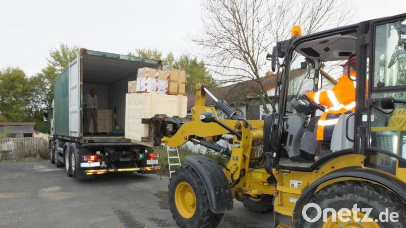 Die verpackten Hilfsgüter wurden mit einem Radlader in den Container gehoben. Bild: Werner Fritsch/exb