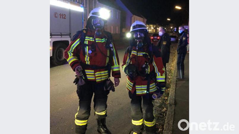 Mit Wärmebildkamera und Mehrgasmessgerät kontrollierte ein Trupp der Feuerwehr Kemnath unter schwerem Atemschutz das Gebäude. Bild: mde