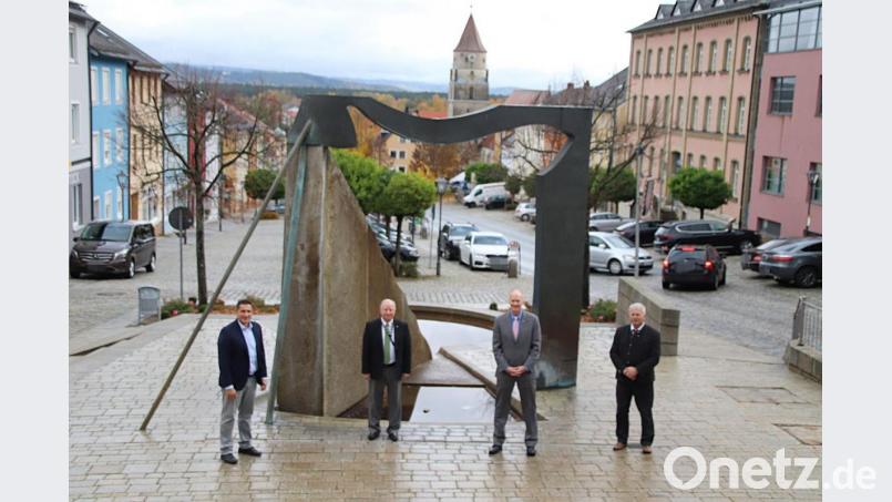 Bürgermeister Marcus Gradl (von links) empfängt Michael Schaefer, Oberst Christopher R. Danbeck und Franz Zeilmann, um mit ihnen unter anderem über den angekündigten Truppenabzug zu sprechen. Bild: jma