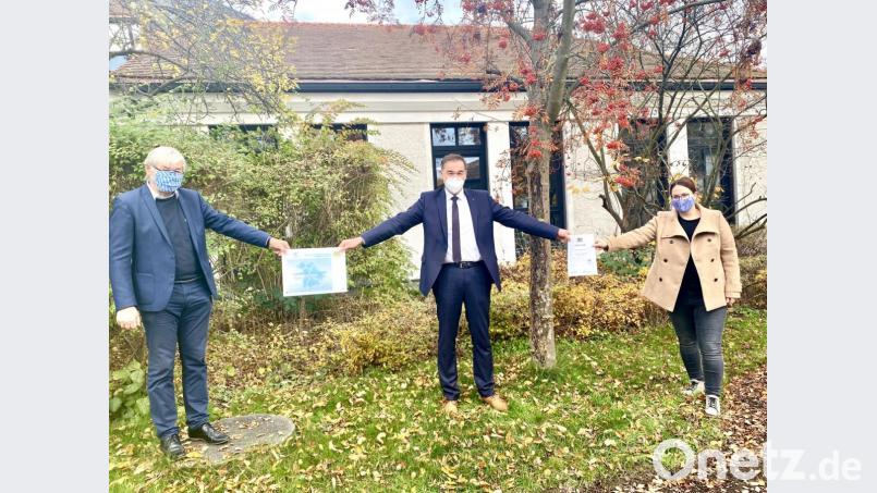 Von links nach rechts: Bildungsbeauftragter Horst Geißel, Landrat Peter Berek, sowie Julia Wenisch aus dem Bildungsbüro des Landkreises. Bild: Landratsamt Wunsiedel/exb