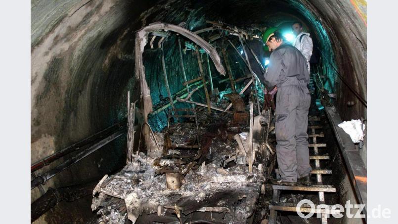 Inspektion von Überresten der verbrannten Tunnel-Gletscherbahn am Kitzsteinhorn bei Kaprun. Foto: Franz Neumayr/epa apa/dpa/Archivbild Bild: Franz Neumayr