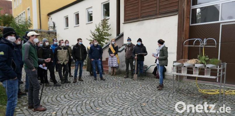 Eva-Maria Bäuml begrüßt die Teilnehmer und erklärt die Funktion des Regensimulators. Bild: Dobmeier