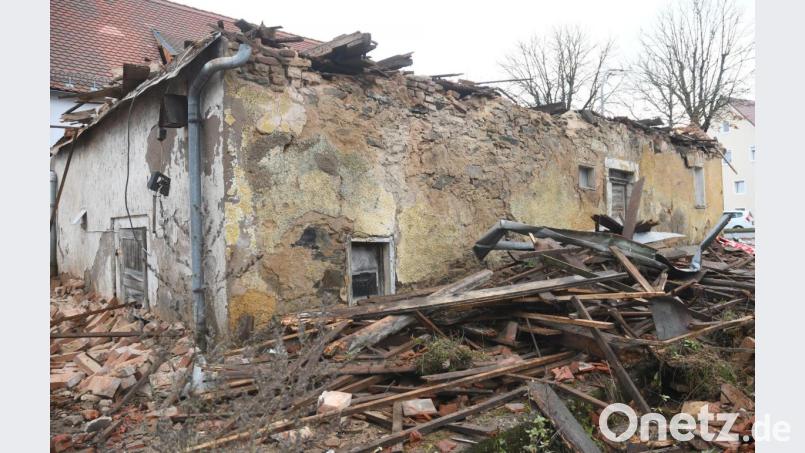 Rund um das marode Haus in der Freyung liegen die abgetragenen Balken. Durch eine dendrologische Analyse des Gebälks wäre eine Eingrenzung der Bauzeit möglich. Bild: Gabi Schönberger