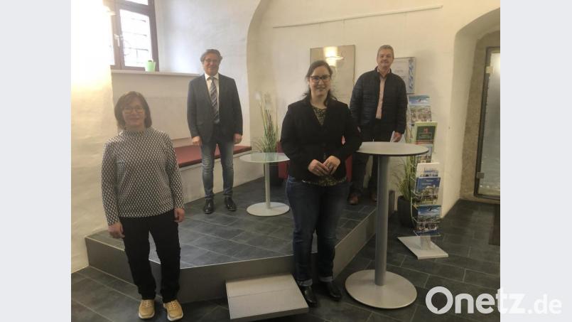 Romina Völkl (Zweite von rechts) tritt im Schloss Friedrichsburg in Vohenstrauß ihre neue Stelle beim Verein Naturparkland Oberpfälzer Wald an. Sie wird die Zusammenarbeit der Kommunen, die früher als "Elf Freunde" bezeichnet worden sind, koordinieren. Die Moosbacher Tourismusbüroleiterin Claudia Rieß (links), Bürgermeister Reiner Gäbl aus Eslarn und der Vohenstraußer Bürgermeister Andreas Wutzlhofer heißen sie willkommen. Bild: ck