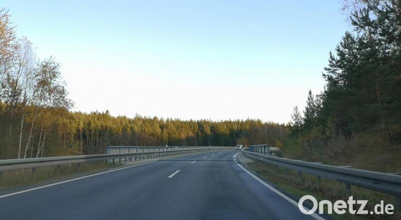 Die Sperrung der Staatsstraße 2169 wurde aufgehoben: Schneller als geplant konnte zwischen Pechbrunn und Mitterteich die Sanierung der Brücke (Bild) über die A93 abgeschlossen werden. Bild: lnz