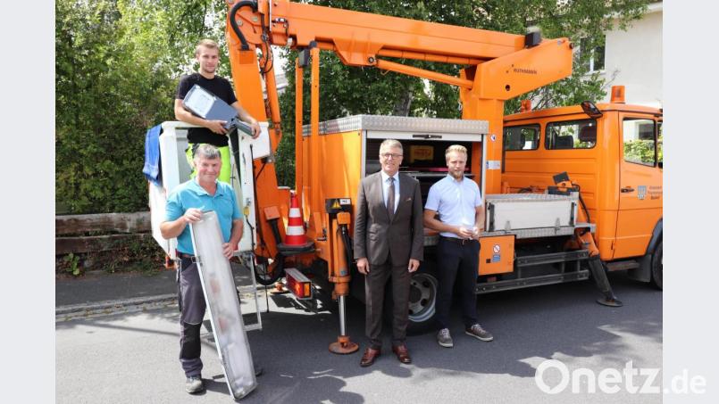 Juli 2020: Bürgermeister Franz Stahl (Zweiter von rechts) und stellvertretender Bauhofleiter Michael Dörfler (rechts) informierten sich bei den Bauhofmitarbeitern Manfred Bauer (links, mit einer alten Langfeldleuchte) und Stefan Raupach (mit einer modernen LED-Leuchte) über die erfolgreiche Umrüstung. Archivbild: Stadt Tirschenreuth/exb