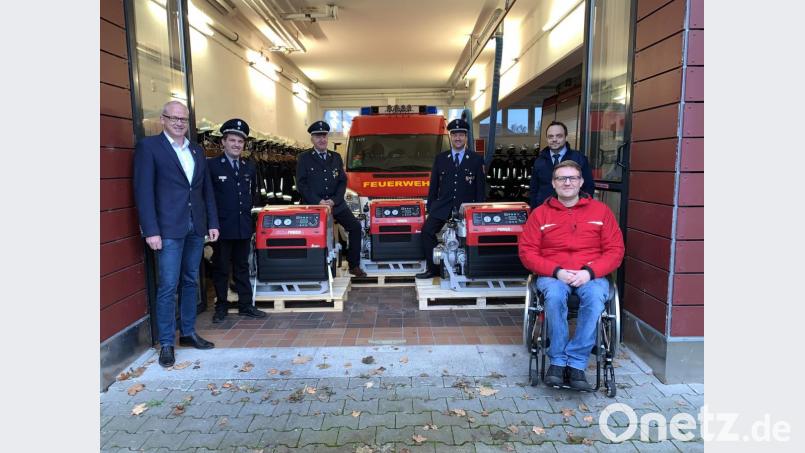 Mit Bürgermeister Bernhard Lindner, den Kommandanten Sebastian Mattner (Mimbach), Richard Ertl (Iber), Norbert Lindner (Süß), Kreisbrandmeister Michael Iberer und dem gemeindlichen Feuerwehrbeauftragten Jürgen Weiß (von links) erfolgt die offizielle Übergabe der neuen Tragkraftspritzen. Bild: ibj