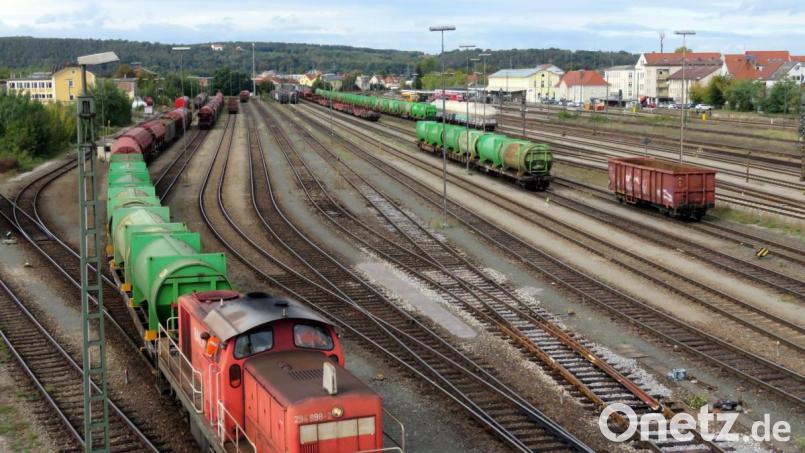 Der Schwandorfer Bahnhof (Bild) wird sein Gesicht durch die Elektrifizierung erheblich ändern. Der Güterverkehr soll wachsen. Vorerst herrscht aber noch die Frage vor: Wie kommt der Strom zum Gleis? Bild: Gerhard Goetz