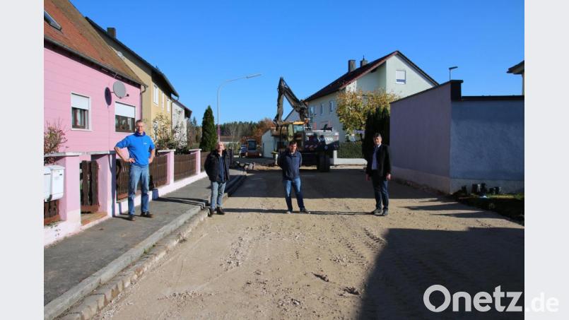 Günter Rauh, , der Wassermeister der Stadtwerke, Bautechniker Oliver Fehr, Stadtbaumeister Hans Rettinger und Bürgermeister Edgar Knobloch (von links) begutachten die Baustelle im Kollermühlweg. Dort werden Straßenoberfläche und Frostschutz erneuert. Bild: sne