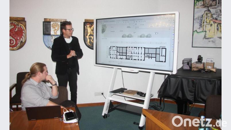 Die finalen Pläne für die Sanierung und Neugestaltung des künftigen Kulturbahnhofs erläuterte der Weidener Architekt Uwe Reil (stehend). Mit im Bild Marktrat und Dritter Bürgermeister André Putzlocher (CSU). Bild: wro