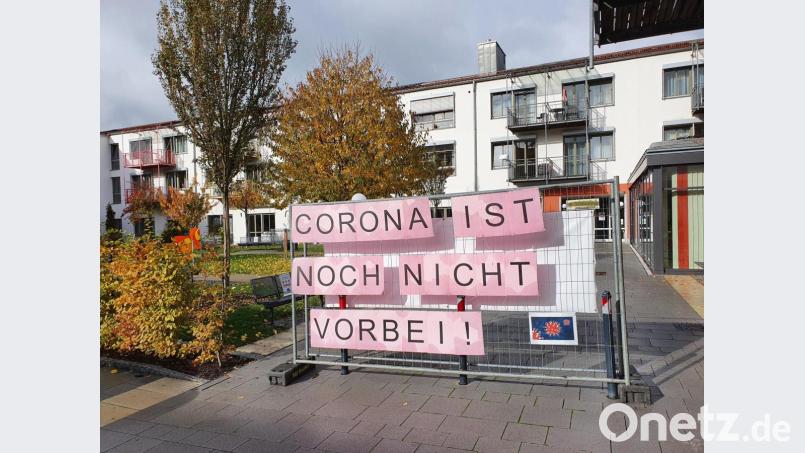 Schon seit langem weist diese Aufschrift am Eingang des Schwandorfer Elisabethenheims auf etwas Naheliegendes hin: Dass eine Entwarnung noch nicht angebracht war, auch wenn es im Sommer den Anschein hatte, die Pandemie sei stark eingedämmt. Zwischenzeitlich sind drei Heime im Landkreis Schwandorf mit Corona-Infektionen belastet. Bild: Hösamer