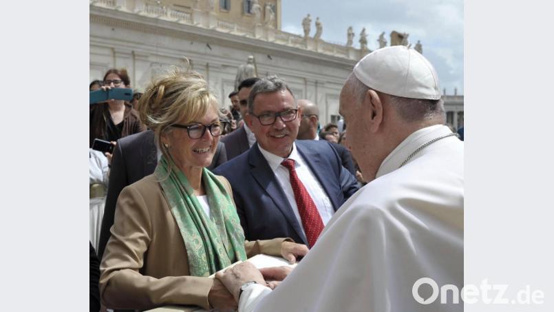 Rainer Schmitt und Cornelia Maurer bei der Begegnung mit Papst Franziskus am Petersplatz in Rom. Bild: exb