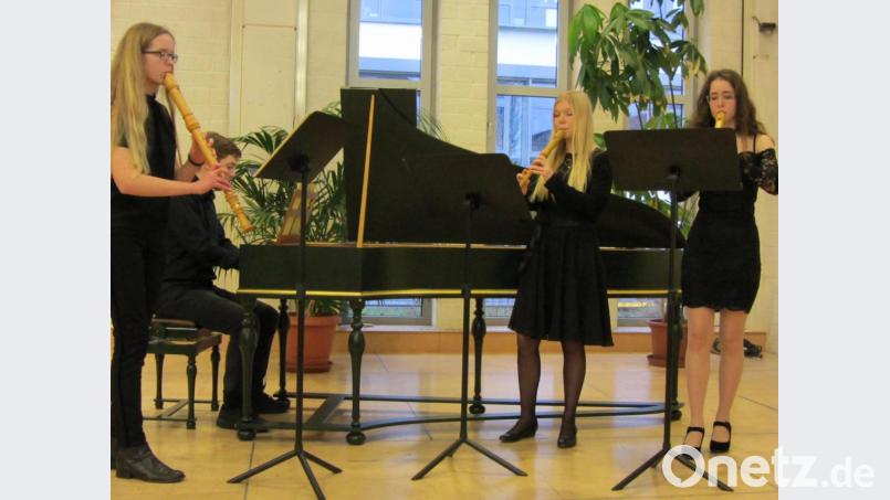 Felicitas Groth, Maximilian Hauer, Emma Löffler und Anna Lena Schmidt (von links) bewiesen ihr ausgezeichnetes Gespür für &quot;Alte Musik&quot;. Bild: aks