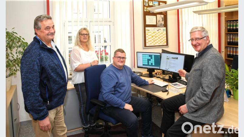 Das Bürgerportal auf dem Bildschirm. Eingerichtet und Betriebsbereit. Auf dem Bild (von rechts) Bürgermeister Johannes Reger, Kämmerer Markus Knodt, Standesbeamtin Ilona Bauernschmidt und Bauamtsleiter Dieter Döppl. Bild: njn