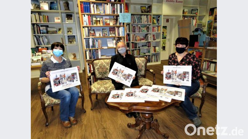 Die Buchhändlerinnen Tanja Karl und Stefanie Teicher (li. und re.) freuen sich, dass sie wieder den neuen Kunstkalender 2021 von Aquarellmaler Rudolf Jäger (Mitte) gemeinsam mit dem Künstler vorstellen können. Bild: ubb