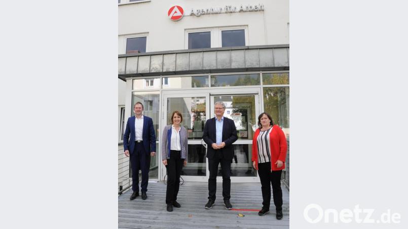 Bernhard Lang, MdL Annette Karl, Markus Nitsch und MdB Marianne Schieder (von links )trafen sich zum gemeinsamen Gespräch über den Arbeitsmarkt im Landkreis Schwandorf und der Region. Bild: Dorothea Seitz-Dobler/exb