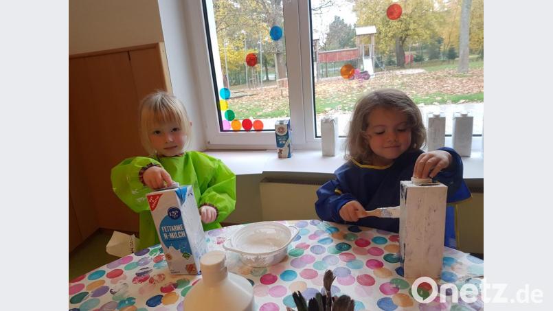 Mit großem Eifer sind die Kinder in den Krippen und Kindergärten von Stadt und Land gerade dabei, ihre Martinslaternen zu basteln. In der Kindertagesstätte St. Vitus in Schnaittenbach zum Beispiel aus leeren Milchtüten – passend zum Jahresthema &quot;Klimahelden vom Forst&quot;. Bild: ads