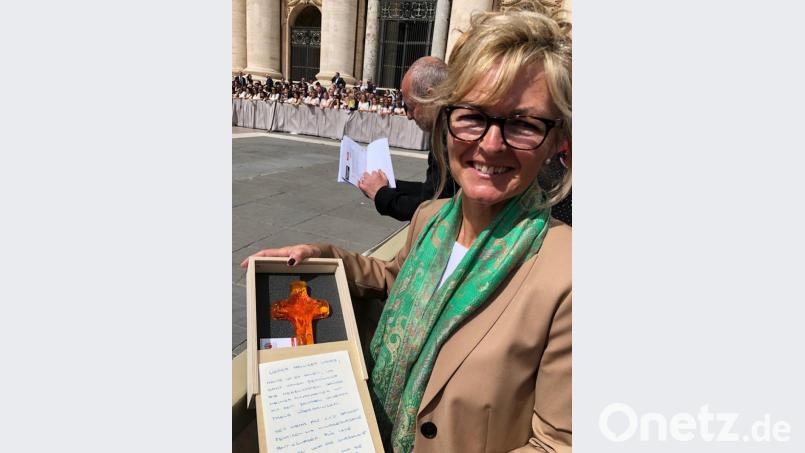 Cornelia Maurer mit dem Kreuz aus Lamberts-Glas. Bild: exb
