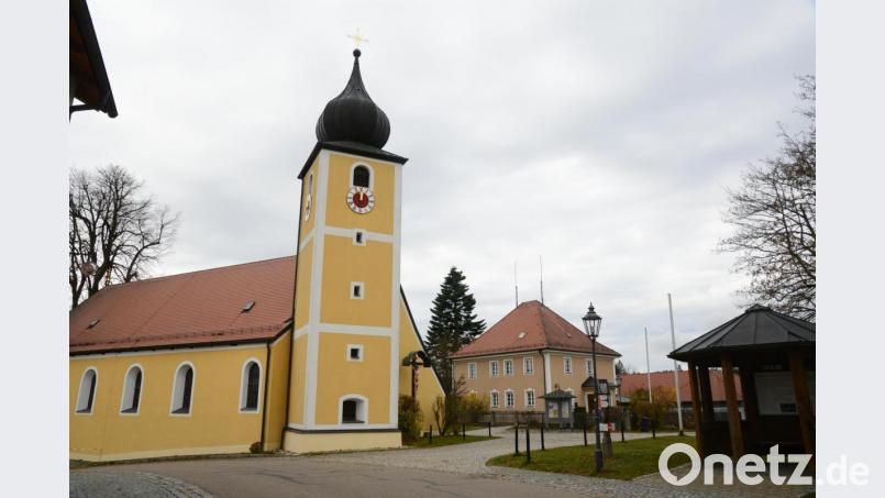 Die Antennen auf dem Pfarrhaus (rechts) sollen durch eine neue Technik ersetzt werden. Damit könnte eine Beeinträchtigung der Sicht auf die Kirche verbunden sein. Der Gemeinderat gab der ausreichenden Mobilfunkversorgung Georgenbergs den Vorrang. Bild: bey