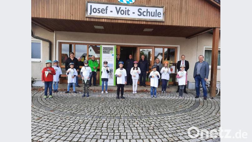 „Erst eine gewisse Übung führt zur Verkehrssicherheit“, betont Gemeindechef Uwe König (rechts) und wünscht den Geprüften eine immer gute und sichere Fahrt. Mit dabei (hinten, von links): Cornelia Herrnberger, Andreas Bahle, Stefan Schwarz, Uwe Aulinger, Philipp Böhme, Rektorin Helga Prechtl und Josef Göttlinger. Bild: bk