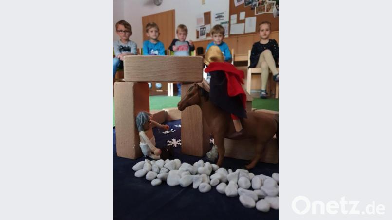 St. Martin teilt seinen Mantel mit einem frierenden Bettler und beweist damit Nächstenliebe, Mitgefühl, Großzügigkeit, Solidarität und Hilfsbereitschaft. Die christlichen Eigenschaften des Heiligen werden den Kindergarten- und Krippenkindern in der Vorbereitungszeit auf den Martinstag am 11. November vermittelt. Corona stellt die Feier heuer infrage. Bild: ads