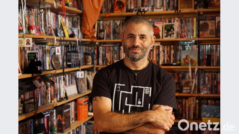 Einen Teil seiner gigantischen DVD-Sammlung bewahrt der 49-jährige Taner Rösl im Schlafzimmer auf. Bild: Christopher Dotzler