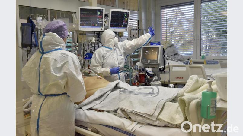 Auf Intensivstationen sind extrem umfangreiche medizinische Geräte wie Infusionstechnik, Beatmungs- und Monitoringeinheiten verbaut und ermöglichen die bestmögliche Behandlung für Corona-Patienten. Doch die wertvollen Kapazitäten sind knapp und können in einer Pandemie-Notlage schnell an ihre Grenzen kommen. Symbolbild: Dalibor Glück/CTK/dpa