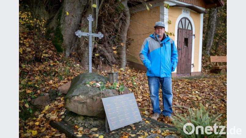 Ein Gedenkstein erinnert in Vilseck an die Opfer von Kaprun. Den Ski-Club gibt es noch, samt neuem Vereinsheim. Als Vorsitzender will Markus Hiltel das Vereinsleben wach halten. Bild: Daniel Karmann