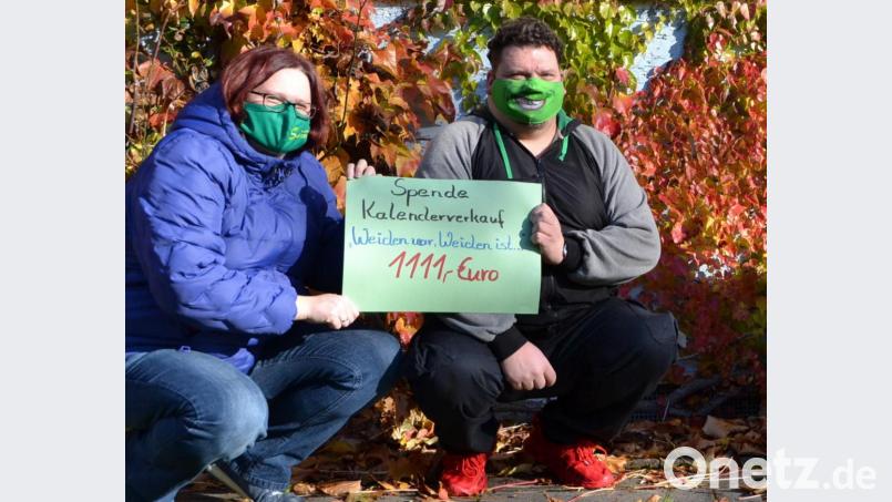 Sebastian Weiß (rechts) übergab zusammen mit Yvonne Hägler (links) 1111 Euro an das Tierheim. Bild: exb