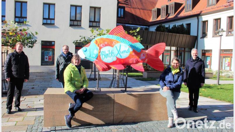 Gestaltet wurde der Phantastische Karpfen von Susanne Vonhoff (links sitzend) und Waltraud Müller (rechts sitzend): Es freuten sich auch (von links) Pfarrer Thomas Kraus, Bürgermeister Roman Schäffler sowie Pfarrer Dirk Grafe. Bild: stg