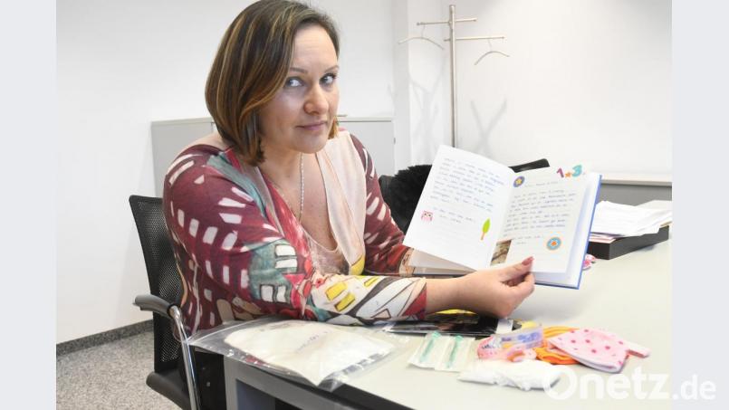 Alina Bär zeigt Erinnerungsstücke an ihre verstorbene Tochter. Bild: Gabi Schönberger