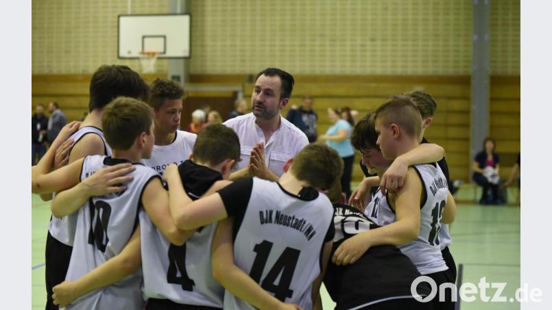 Die Niederlage der DJK Neustadt um den Titel in der U14-Landesliga ist hauchdünn. Gabi Ionescu tröstet seine Spieler, die er zu einem Topteam geformt hat. Dies will der Rumäne nun mit voller Energie als Coach des „Teams Basketball Oberpfalz“ tun. Und die Oberpfälzer Talente mittelfristig in die JBBL führen. Bild: Tobias Schwarzmeier