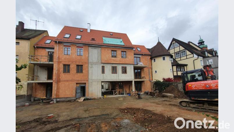 Vom Unteren Tor (rechts) bis weit in die Gasse Hinterm Wall ziehen sich die Anwesen der Familie Heigl. Unmittelbar am einzigen noch erhaltenen Schalenturm der Zwingermauer, der Wallenstein-, Prinz-von-Bayern- und Weizäcker-Suite ergänzt, ist das &quot;Badhornhaus&quot; angebaut. Er wird der Familie Heigl drei Wohnungen, wobei eine Luzia Gründel mietet, sowie drei &quot;Longstay Appartements&quot; für das Klassik-Hotel am Tor bieten. Bild: Josef Wieder