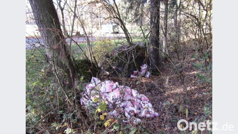 161 originalverpackte Damenbinden hat ein Spaziergänger bei einem Wanderparkplatz in Windischeschenbach gefunden. Bild: Polizeiinspektion Neustadt/WN/exb
