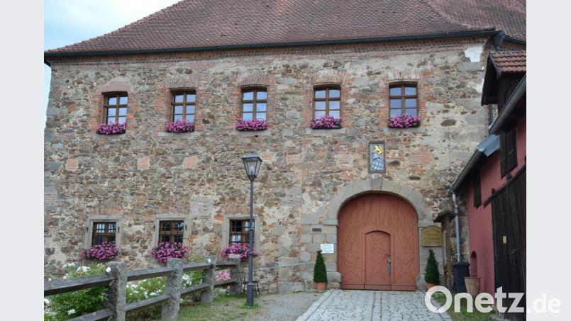 Sanierungsarbeiten sind im Schloss Burgtreswitz im kommenden Winter/Frühjahr vorgesehen. Den Flezz, dem Vorzimmer des Trauungszimmers des Standesamtes Moosbach, will der Förderverein festlicher gestalten. Bild: gi