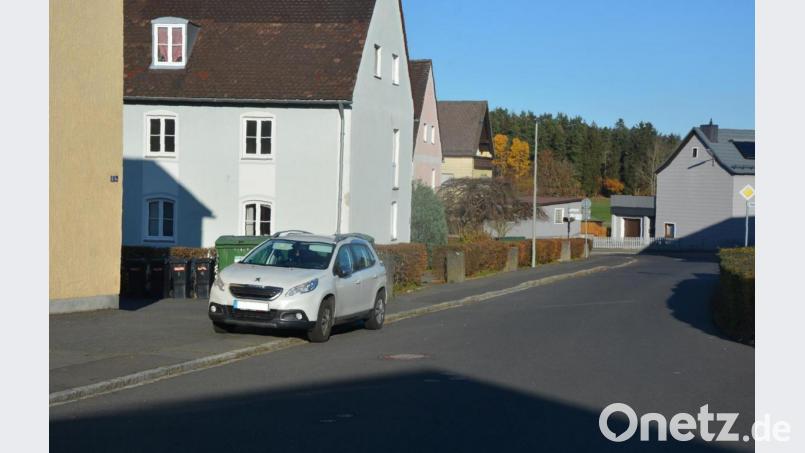 Durch parkende Autos kommt es in der Badstraße in Pechbrunn immer wieder zu Behinderungen. Bürgermeister Stephan Schübel bittet die Autofahrer, sich an die Straßenverkehrsordnung zu halten. Bild: jr