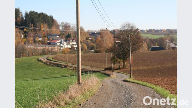 Eher ein Weg als eine Straße: Für den Ausbau der Ortsverbindung zwischen Masch und Walbenreuth gibt es bis zu 85 Prozent Förderung. Daran sind aber Bedingungen geknüpft. Bild: fpoz