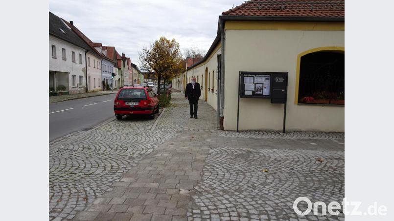 Kirchenpfleger Hermann Gebhard bei der Benutzung des Gehwegs. Bild: hm
