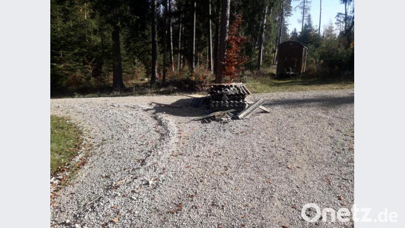 Ein unbekannter Täter hat im Hirschwald asbesthaltige Wellfaserzementplatten, lichtdurchsichtige Wellplatten, eine zehn Meter lange Dachrinne und Reste neuer Grobspanplatten entsorgt. Bild: exb