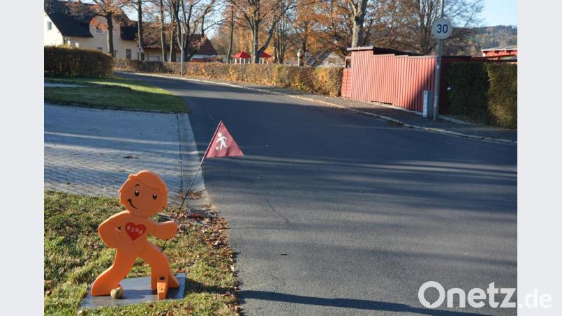 Am Mittwochabend im Gemeinderat Pechbrunn regte eine Zuhörerin das Aufstellen einer Warnfigur nahe des Spielplatzes in der Gartenstraße an. Bereits am Donnerstagvormittag wurde der Wunsch in die Tat umgesetzt. Bild: jr