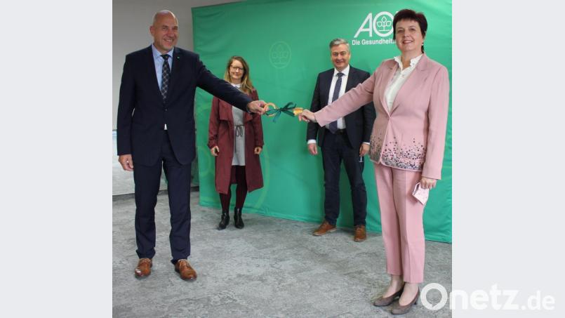 Der neue AOK-Direktor Volker Schödel (links) mit seiner Vorgängerin Christa Siegler (rechts), Beiratsvorsitzender Katja Ertl, und dem alternierenden Vorsitzenden des Beirats, Thomas Eichenseher. Bild: AOK, Schmidt/exb