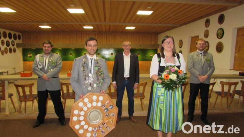 Dem neuen Schützenkönig Manfred Hiermann und Schützenliesl Michaela Krämer (vordere Reihe, von links) gratulieren stellvertretender Sportleiter Daniel Malotta, Bürgermeister Erwin Geitner und Schützenmeister Thomas Graf (hintere Reihe, von links). Bild: exb