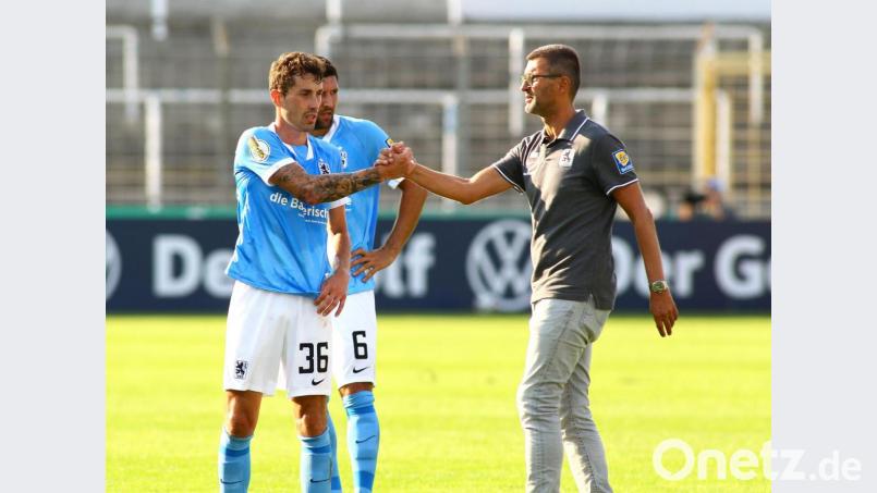 1860-Trainer Michael Köllner (rechts) klatscht mit seinen Spielern Bild: Ulrich Wagner