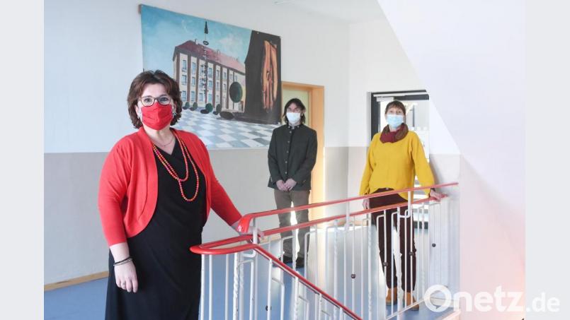 Die Führungsetage der Lobkowitz-Realschule Neustadt macht&#039;s vor: Die Maske ist ab Montag in den Schulen wieder Pflicht. Von links: Chefin Irene Sebald sowie ihre Stellvertreter Ramon Gomez-Islinger und Martina Fels. Bild: Gabi Schönberger