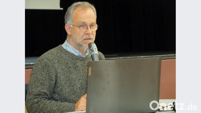 Architekt Ulrich Wieler ist überzeugt: Die Amtslösung für Fußgänger und Radfahrer muss mit gestalterischen Ideen verbessert werden. Bild: Wilhelm Amann