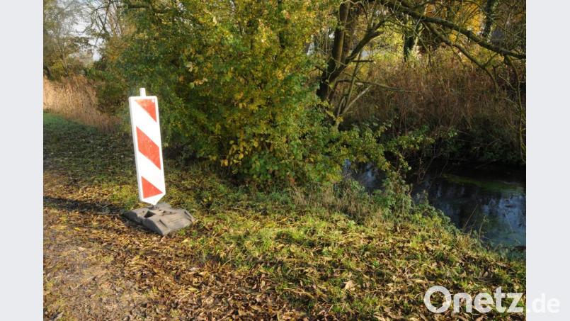 Der Bauhof sicherte zunächst die Stelle mit einer Warnbake und später auch den Weg, damit dort niemand einbricht. Bild: Joachim Gebhardt