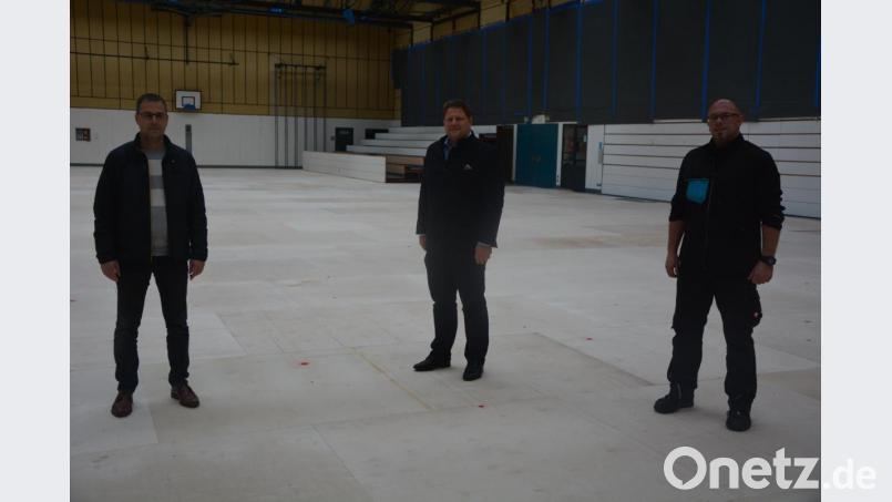 Bauamtsleiter Thomas Grillmeier, Bürgermeister Stefan Grillmeier und Hausmeister Robert Hoyer (von links) informierten über den Stand der Fußbodensanierungsmaßnahmen in der Mehrzweckhalle Mitterteich. Bild: jr